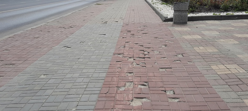 Куряне жалуются на состояние тротуара на улице Ленина