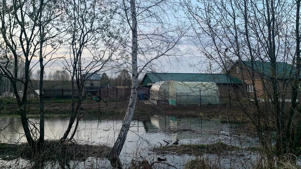 Из-за ремонта моста на путинской трассе в Ревде затопило дома